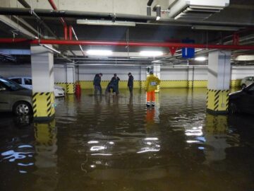 Apa a pătruns în parcările subterane din centrul orașului, inundându-le