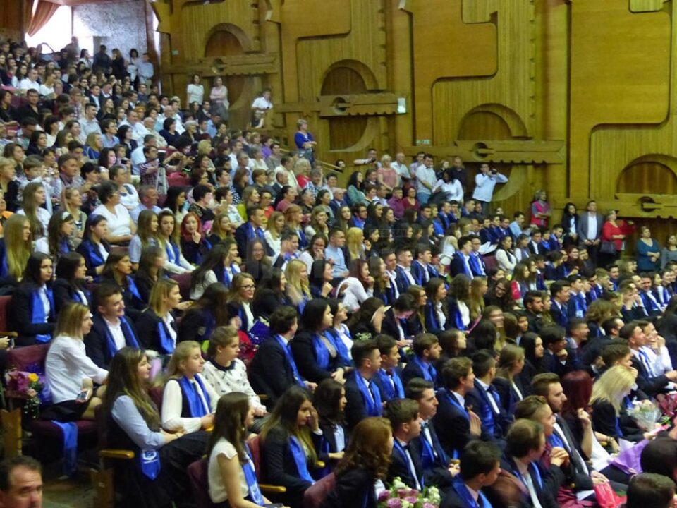 Diriginții au strigat pentru ultima dată catalogul celor șapte clase a XII-a