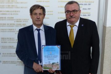 Prof. Costică Costan, alături de directorul Dan Popescu