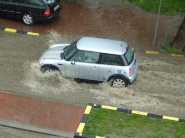 Inundații pe străzile Sucevei, după o ploaie torențială