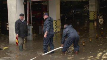 Inundații pe străzile Sucevei, după o ploaie torențială