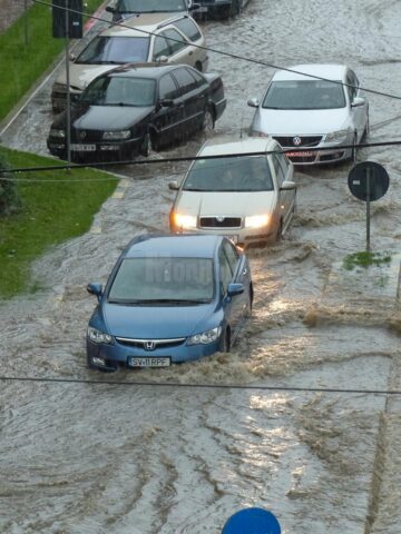 În urma ploii torențiale apa adunată în centrul orașului a blocat traficul