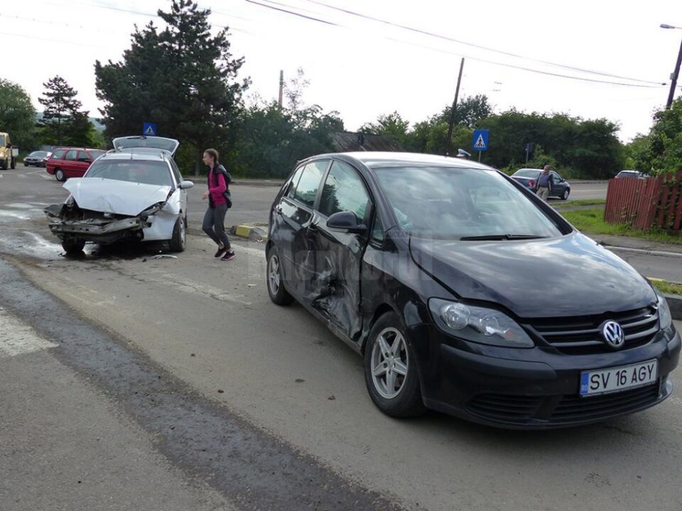 Autoturismul VW a fost avariat, iar cei doi copii din interior au ajuns la spital