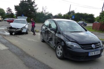 Autoturismul VW a fost avariat, iar cei doi copii din interior au ajuns la spital
