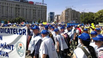 Aproape 200 de profesori din județ au protestat ieri la București