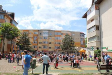 Locul de joacă de lângă Biserica „Sf. Andrei”, din Burdujeni