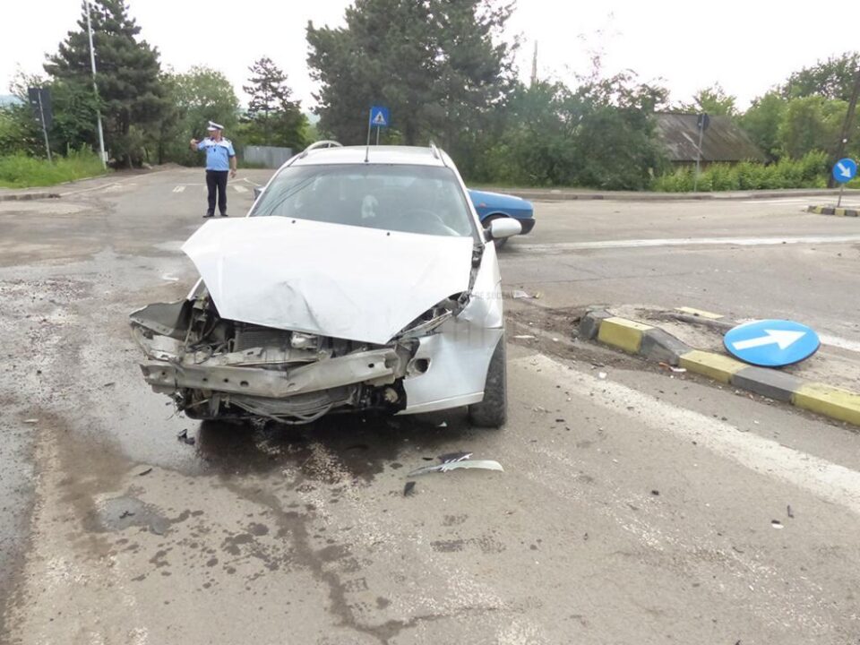 Șoferul Fordului nu a acordat prioritate și a lovit în plin cealaltă mașină