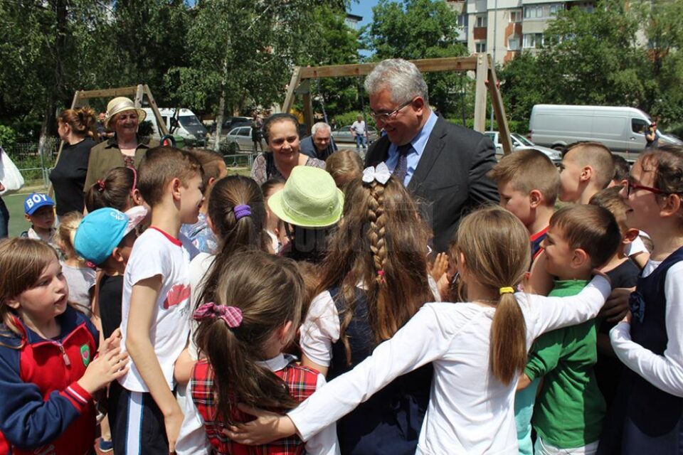 Primarul Ion Lungu, înconjurat de copii, la locul de joacă modernizat din Burdujeni