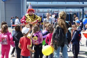 Actorul Marius Rusu în mijlocul copiilor la Real Suceava