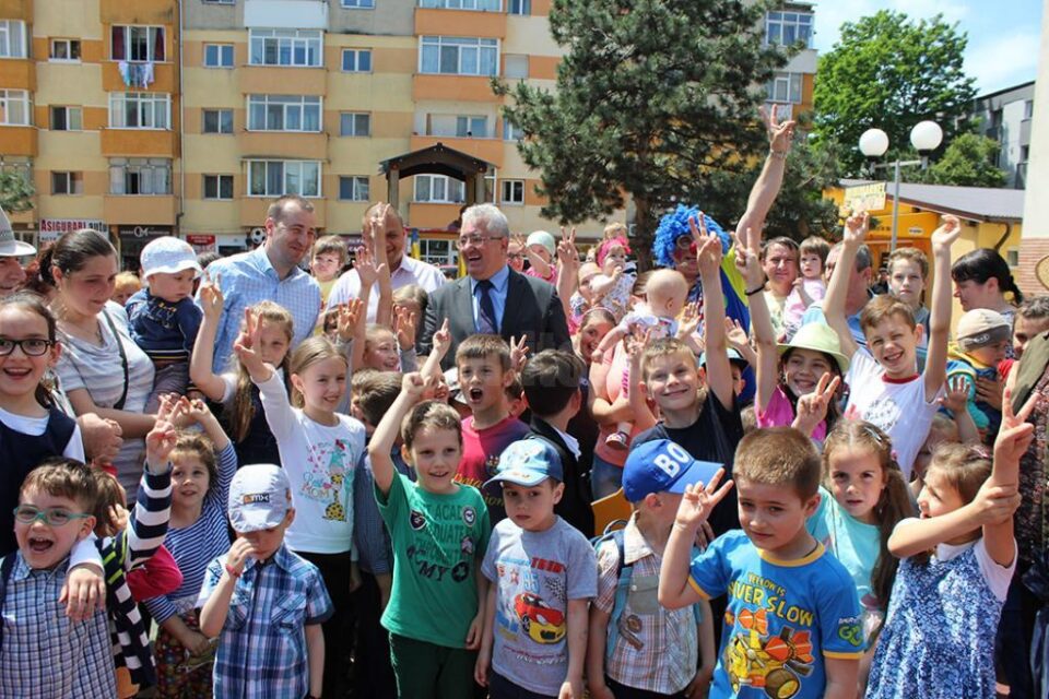 Primarul Ion Lungu, înconjurat de copii, la locul de joacă modernizat din Burdujeni