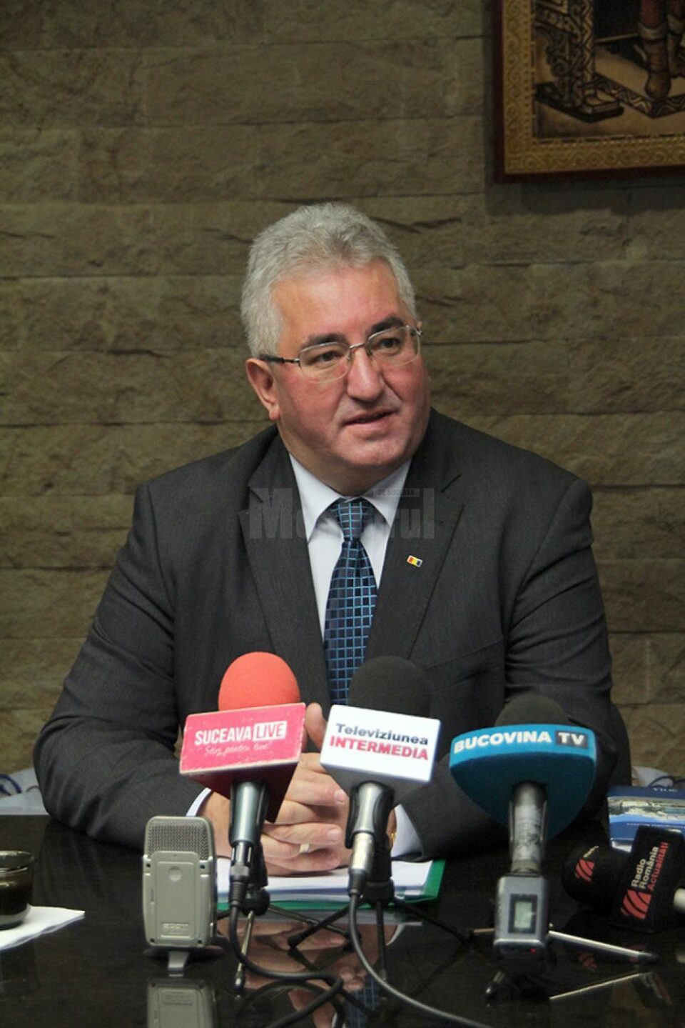 Ion Lungu: „În cursul zilei de astăzi vom semna contractul de achiziție a cinci autobuze noi, de capacitate mică” Ion Lungu: „În cursul zilei de astăzi vom semna contractul de achiziție a cinci autobuze noi, de capacitate mică”