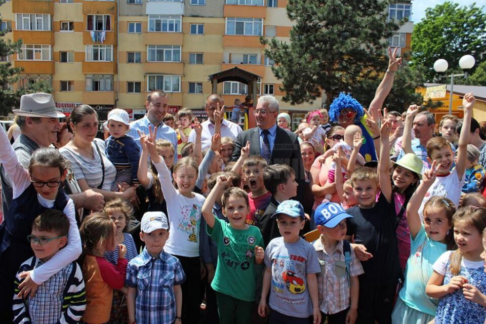 Primarul Ion Lungu, înconjurat de copii, la locul de joacă modernizat din Burdujeni