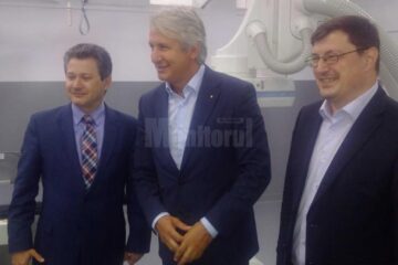 Tiberius Brădățan împreună cu foștii miniștri Eugen Teodorovici (centru) și Mihnea Costoiu (stânga)