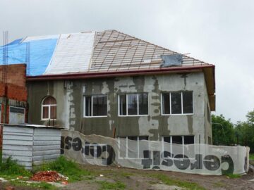 Tavanul școlii din Probota s-a prăbușit joi noapte, din cauza ploilor abundente