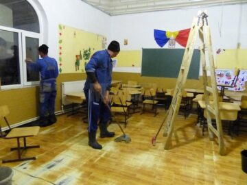 Tavanul din rigips s-a prăbușit integral în trei săli de clasă, alte două fiind și ele afectate