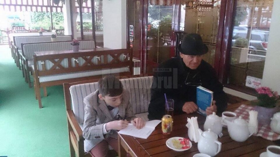 Un pensionar din Dolhasca i-a donat lui Sebi Crăciun, poetul care suferă de tetrapareză spastică, 5.000 de lei pentru tratamentul de recuperare