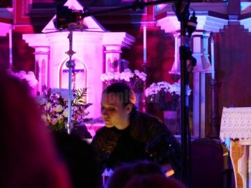 Acorduri încântătoare de vioară Stradivarius și creații inedite în nisip, la Catedrala Romano-Catolică din Suceava