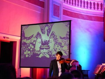 Acorduri încântătoare de vioară Stradivarius și creații inedite în nisip, la Catedrala Romano-Catolică din Suceava