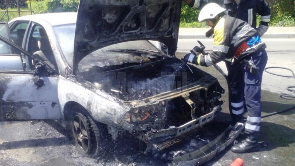 Chiar dacă pompierii au intervenit rapid, partea motorului nu a mai putut fi salvată Chiar dacă pompierii au intervenit rapid, partea motorului nu a mai putut fi salvată