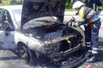 Chiar dacă pompierii au intervenit rapid, partea motorului nu a mai putut fi salvată
