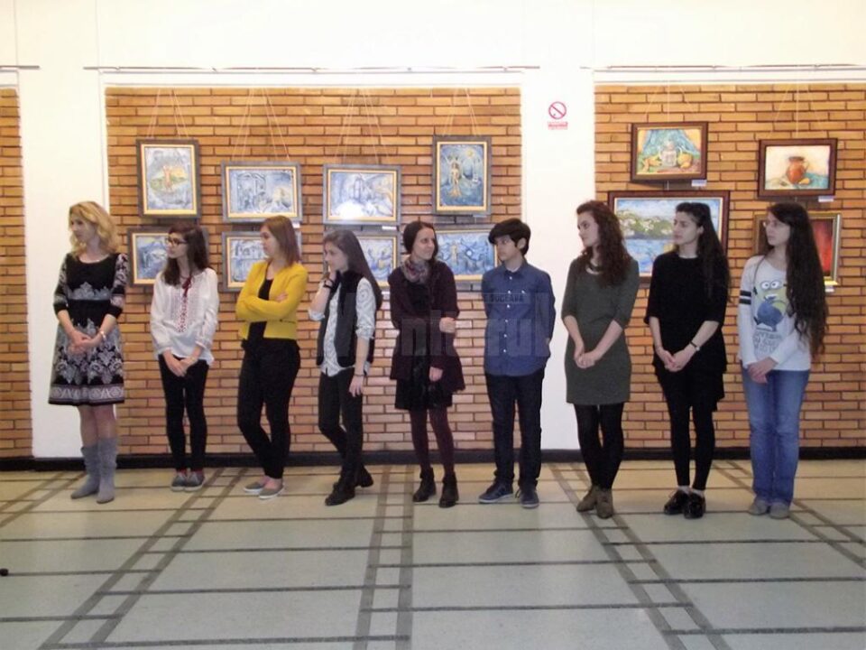 Prima expoziție a tinerilor care frecventează cursurile de arte vizuale de la Casa de Cultura a Studenților Suceava