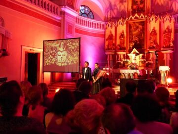 Acorduri încântătoare de vioară Stradivarius și creații inedite în nisip, la Catedrala Romano-Catolică din Suceava