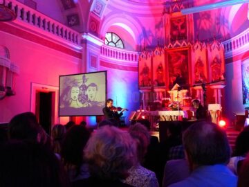 Acorduri încântătoare de vioară Stradivarius și creații inedite în nisip, la Catedrala Romano-Catolică din Suceava