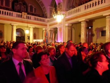 Acorduri încântătoare de vioară Stradivarius și creații inedite în nisip, la Catedrala Romano-Catolică din Suceava