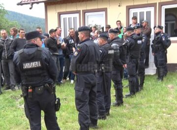Tensiunea a atins cote maxime și doar prezența masivă a forțelor de ordine a făcut să nu se ajungă la o încăierare generală