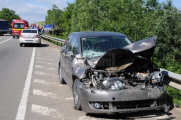 Autoturismul VW a intrat în depășire pe linie continuă și a fost acroșat de autoutilitară