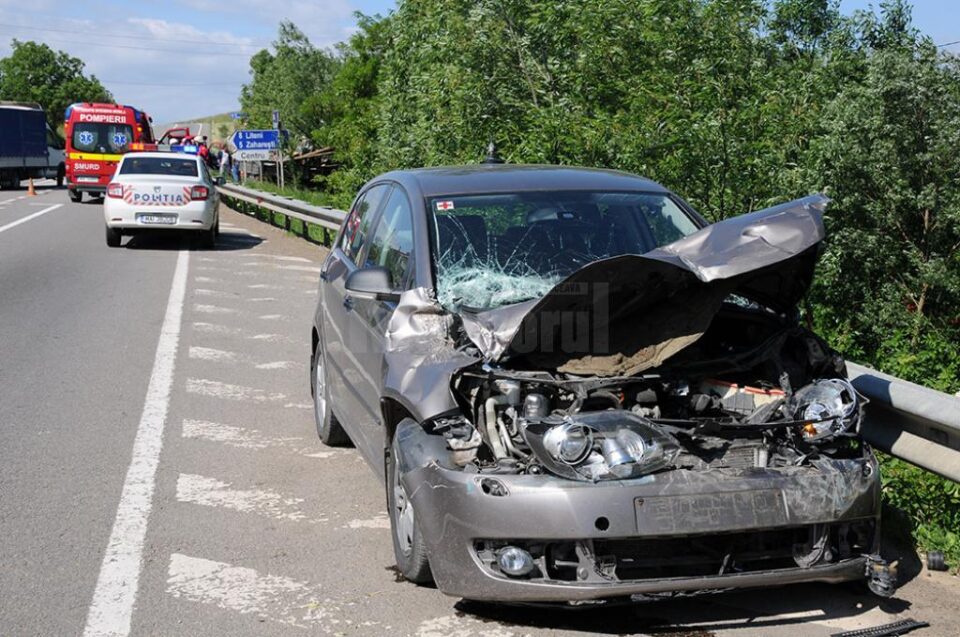 Autoturismul VW a intrat în depășire pe linie continuă și a fost acroșat de autoutilitară Autoturismul VW a intrat în depășire pe linie continuă și a fost acroșat de autoutilitară