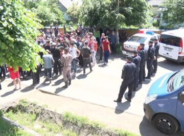 Ilie Gherman nu a acceptat nici un moment că mandatul de primar s-a dus, așa încât i-a incitat pe susținătorii lui să blocheze drumul județean care duce spre Suceava
