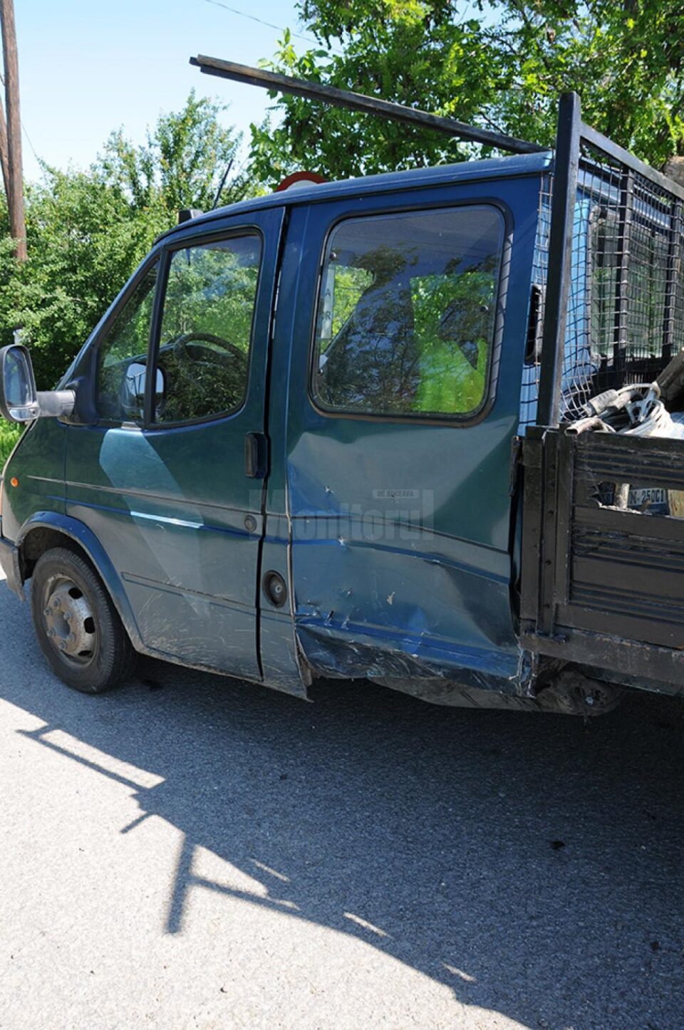 Șoferul autoutilitarei a fost rănit ușor în momentul impactului cu autoturismul