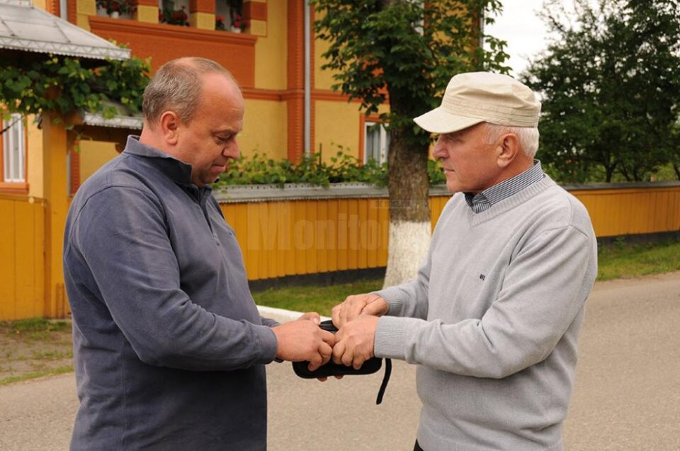 Cornel Grigoriciuc i-a înapoiat preotului Filip Marza borseta cu acte și bani