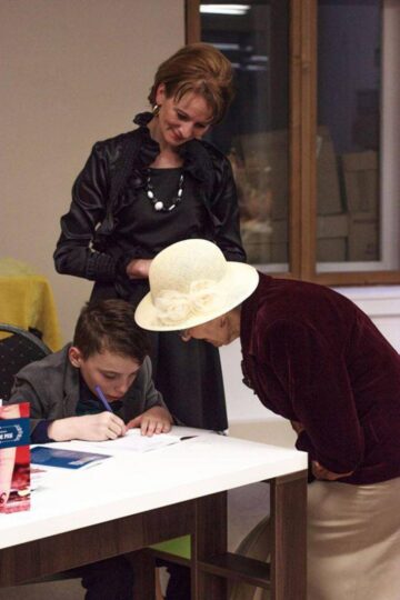 Sebi și mama lui, la autografe. Foto: L.G. Photography