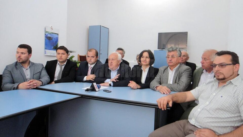 Nistor Tatar, care este și primarul ales al municipiului, a organizat ieri o conferință de presă în care le-a mulțumit rădăuțenilor pentru opțiunea electorală Nistor Tatar, care este și primarul ales al municipiului, a organizat ieri o conferință de presă în care le-a mulțumit rădăuțenilor pentru opțiunea electorală
