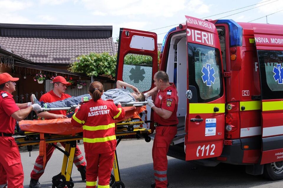 Un copil a ajuns la spital, după ce mașina condusă de tatăl său a fost izbită în plin de alt vehicul