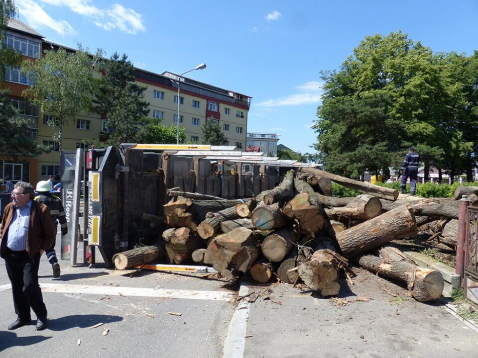 Încărcătura a căzut pe trotuar și peste gardul unei locuințe