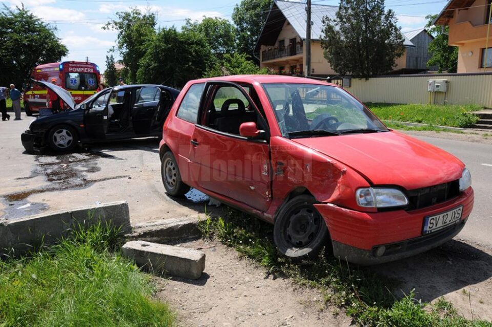 Ambele autoturisme au fost avariate după ce șoferul Seat-ului roșu a virat stânga, fără să se asigure