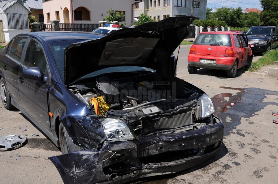 Un copil a ajuns la spital, după ce mașina condusă de tatăl său a fost izbită în plin de alt vehicul