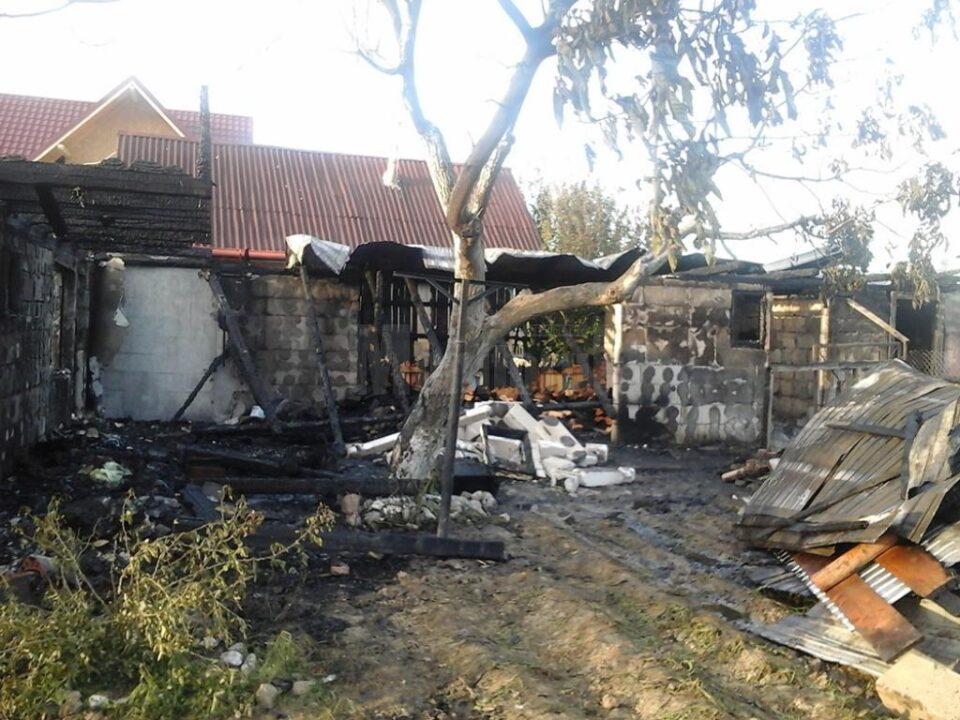 Casă și anexă distruse de flăcări, după un incendiu puternic la Știrbăț