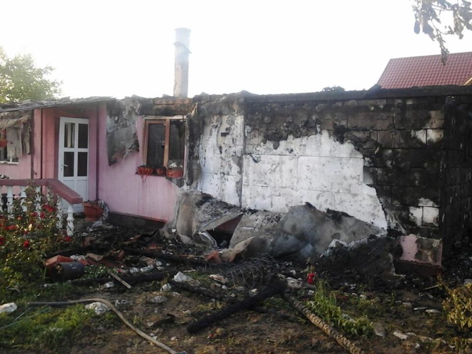 Acoperișul casei și interioril au fost distruse de flăcări