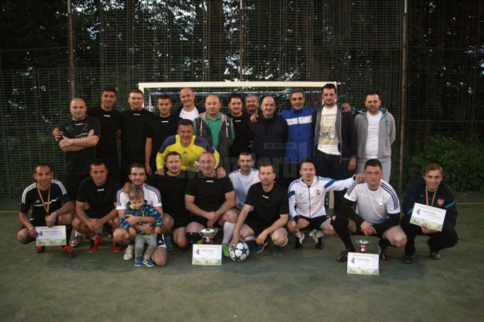 Cele două finaliste, echipele Profesorii și Apărătorii