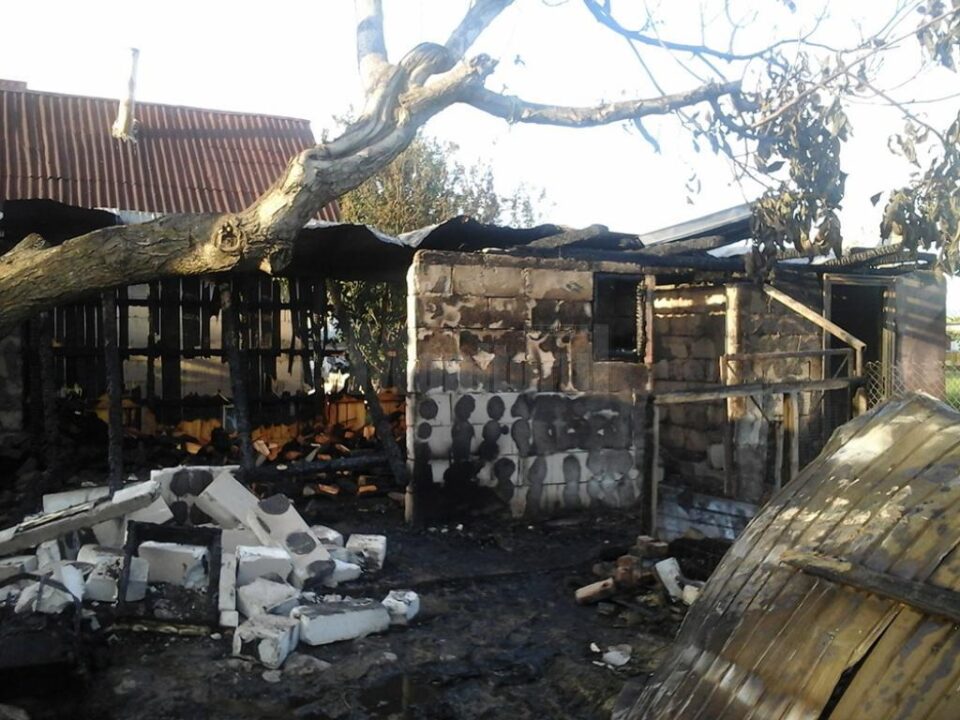 Focul a făcut pagube mari, distrugând casa și o anexă din preajmă