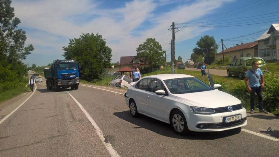 VW Passat a fost lovit din spate de camion și a fost împins pe contrasens, unde a acroșat microbuzul Mercedes