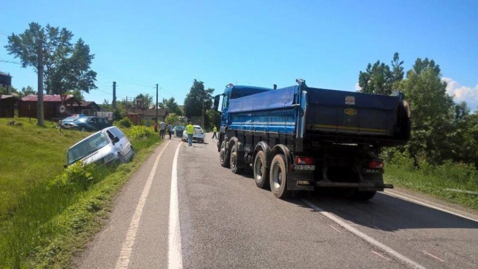 Șoferul autocamionului Man a lovit VW-ul din față, care a acroșat Mercedes-ul