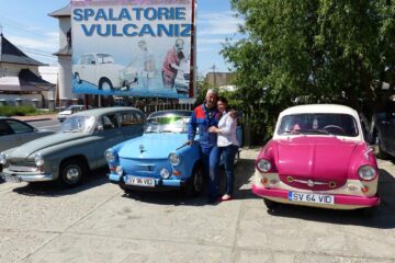 Trei dintre mașinile cu care familia Romaniuc va participa la parada de la Gura Humorului