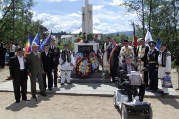 Impozant monument închinat eroilor comunei, sfințit la Șaru Dornei