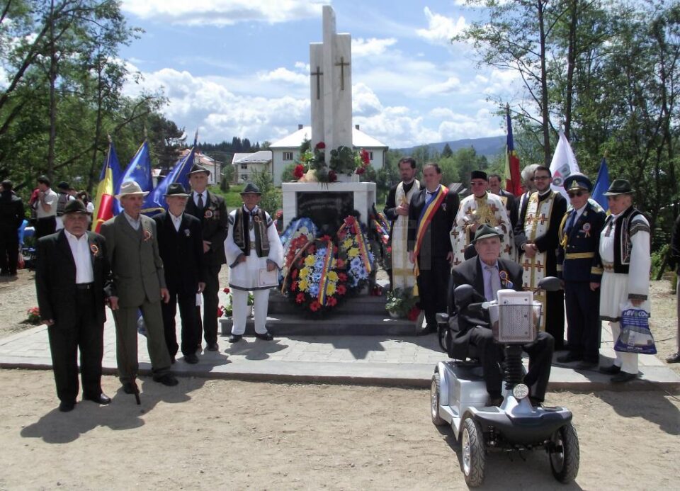 Impozant monument închinat eroilor comunei, sfințit la Șaru Dornei