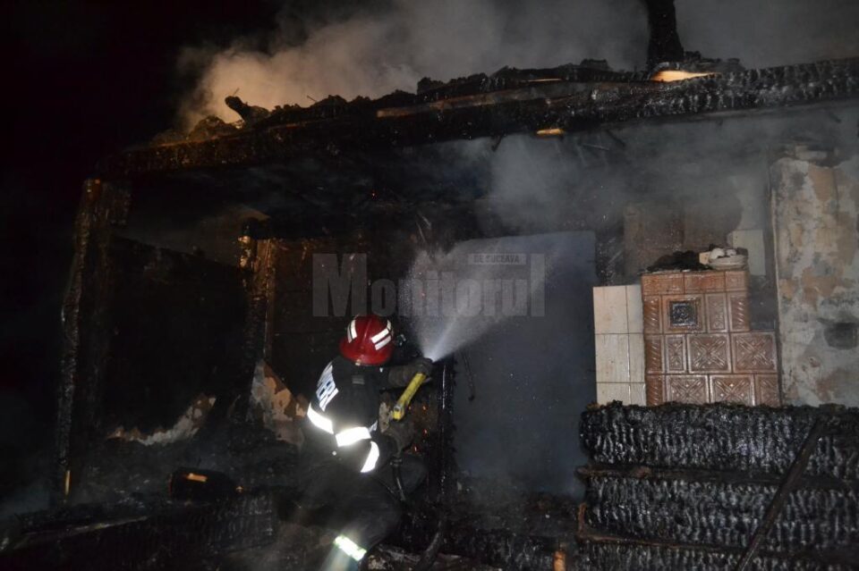 Două gospodării distruse de un puternic incendiu